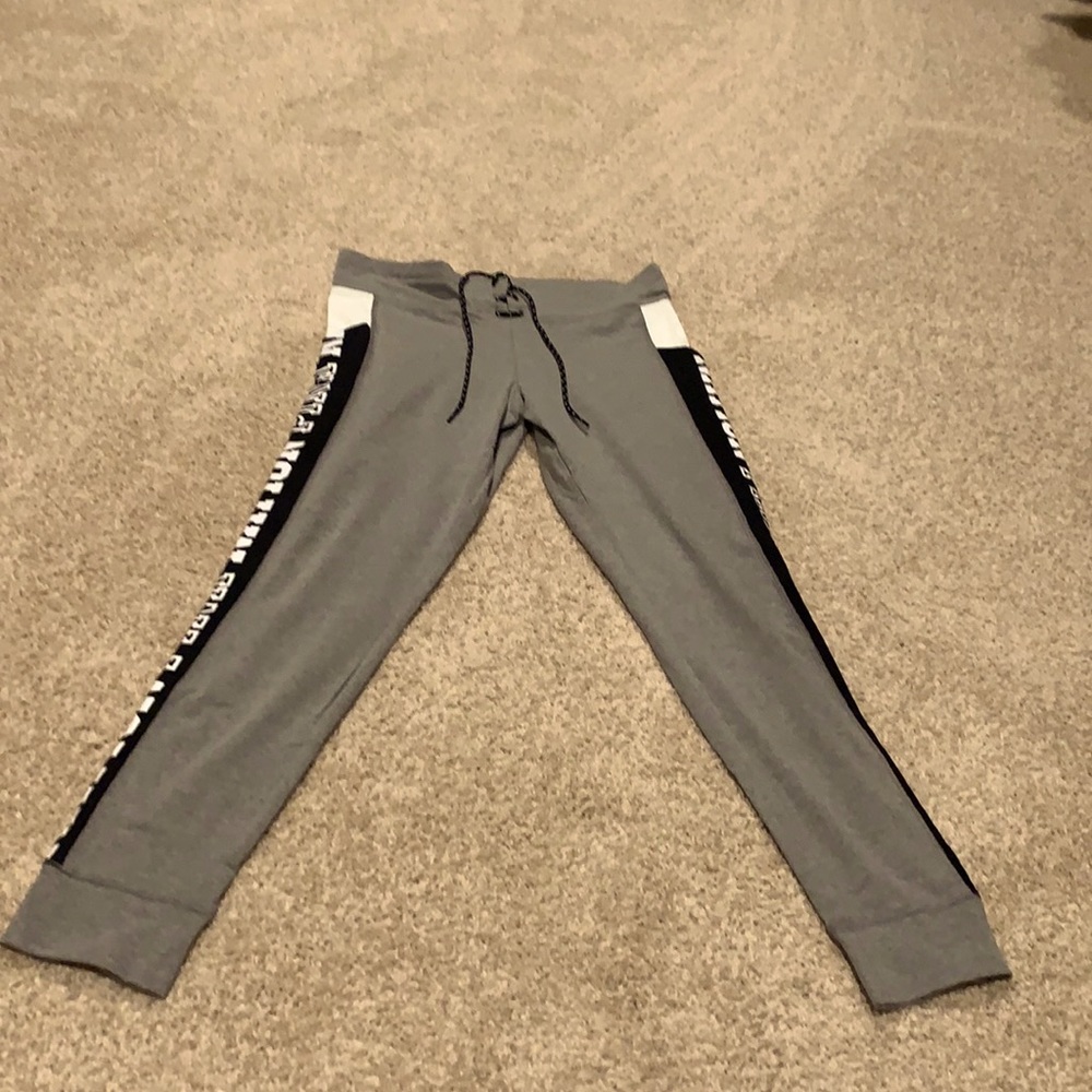 NWOT Victoria’s Secret Pink gray leggings.